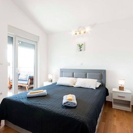 Cozy Apartment With Private Parking Medulin Exterior photo