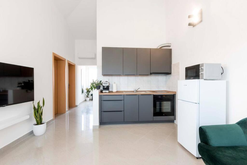 Cozy Apartment With Private Parking Medulin Exterior photo